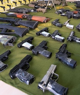 Imagen secundaria 2 - Armas manipuladas decomisadas por la Guardia Civil en Cádiz.